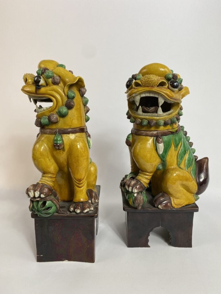 PAIRE DE CHIEN DE FO EN CERAMIQUE SANCAI - Chine - Dans les tons vert, jaune et…