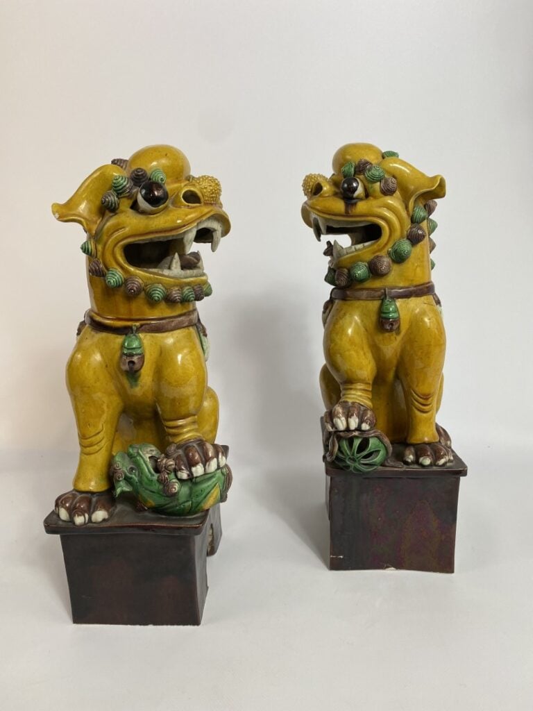 PAIRE DE CHIEN DE FO EN CERAMIQUE SANCAI - Chine - Dans les tons vert, jaune et…