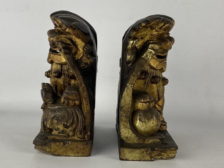 Paire de chiens de Fô en bois doré et sculpté - Chine, XXe siècle - H: 17 cm…