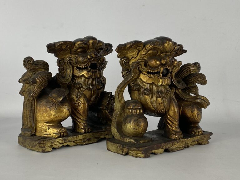 Paire de chiens de Fô en bois doré et sculpté - Chine, XXe siècle - H: 17 cm…