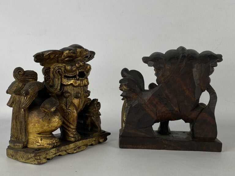 Paire de chiens de Fô en bois doré et sculpté - Chine, XXe siècle - H: 17 cm…