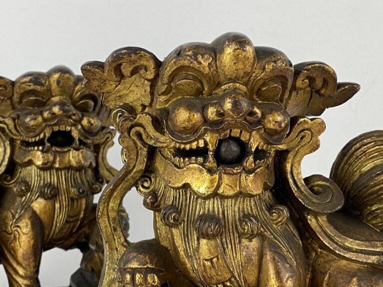 Paire de chiens de Fô en bois doré et sculpté - Chine, XXe siècle - H: 17 cm…