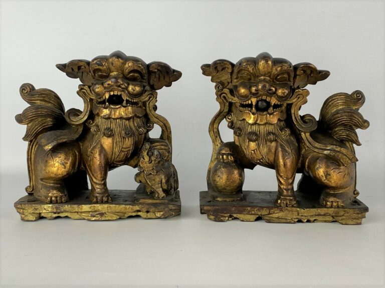 Paire de chiens de Fô en bois doré et sculpté - Chine, XXe siècle - H: 17 cm…