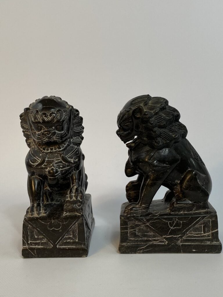 PAIRE DE CHIENS DE FO EN PIERRE SCULPTEE - Chine - (éclat sur le socle) - H: 19…