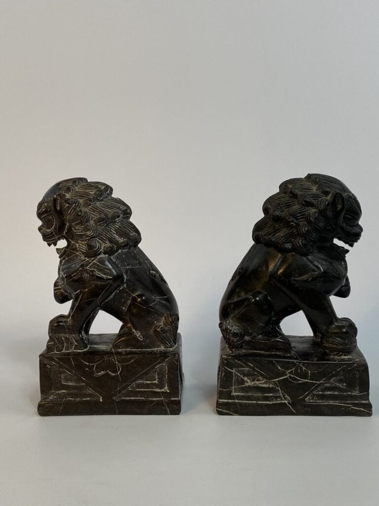 PAIRE DE CHIENS DE FO EN PIERRE SCULPTEE - Chine - (éclat sur le socle) - H: 19…
