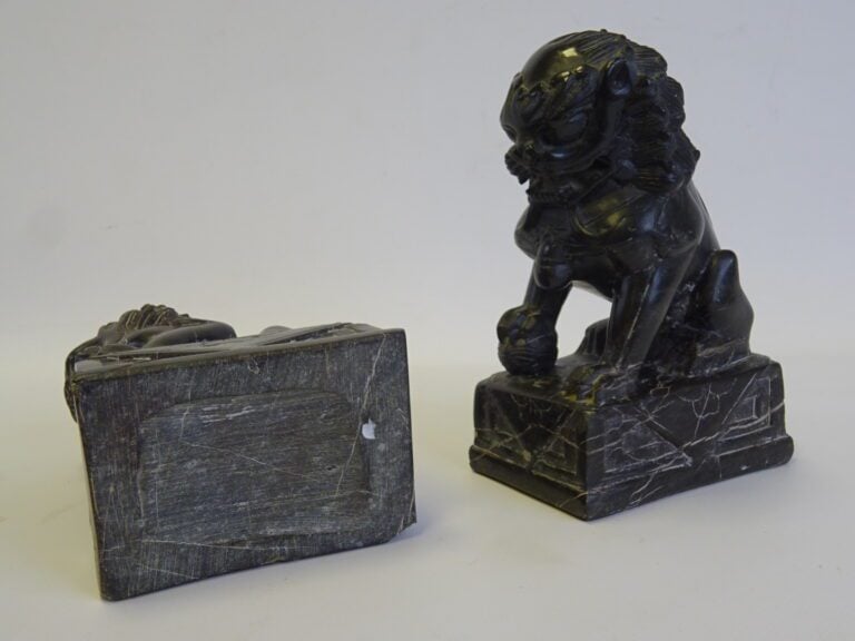 PAIRE DE CHIENS DE FO EN PIERRE SCULPTEE - Chine - (éclat sur le socle) - H: 19…