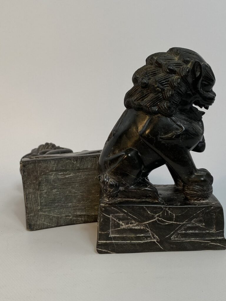 PAIRE DE CHIENS DE FO EN PIERRE SCULPTEE - Chine - (éclat sur le socle) - H: 19…