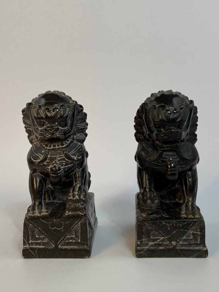 PAIRE DE CHIENS DE FO EN PIERRE SCULPTEE - Chine - (éclat sur le socle) - H: 19…