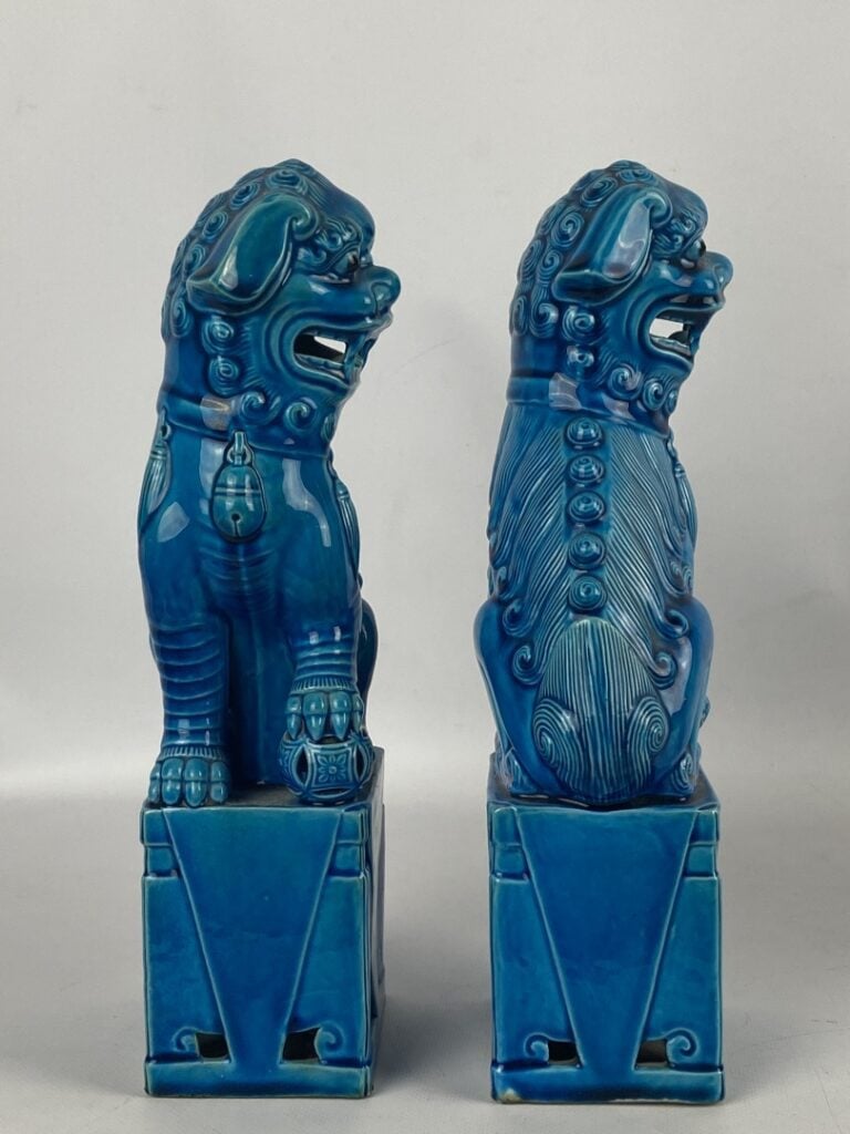 Paire de chiens de Fô en porcelaine émaillée bleu turquoise - Chine, XXe - H :…