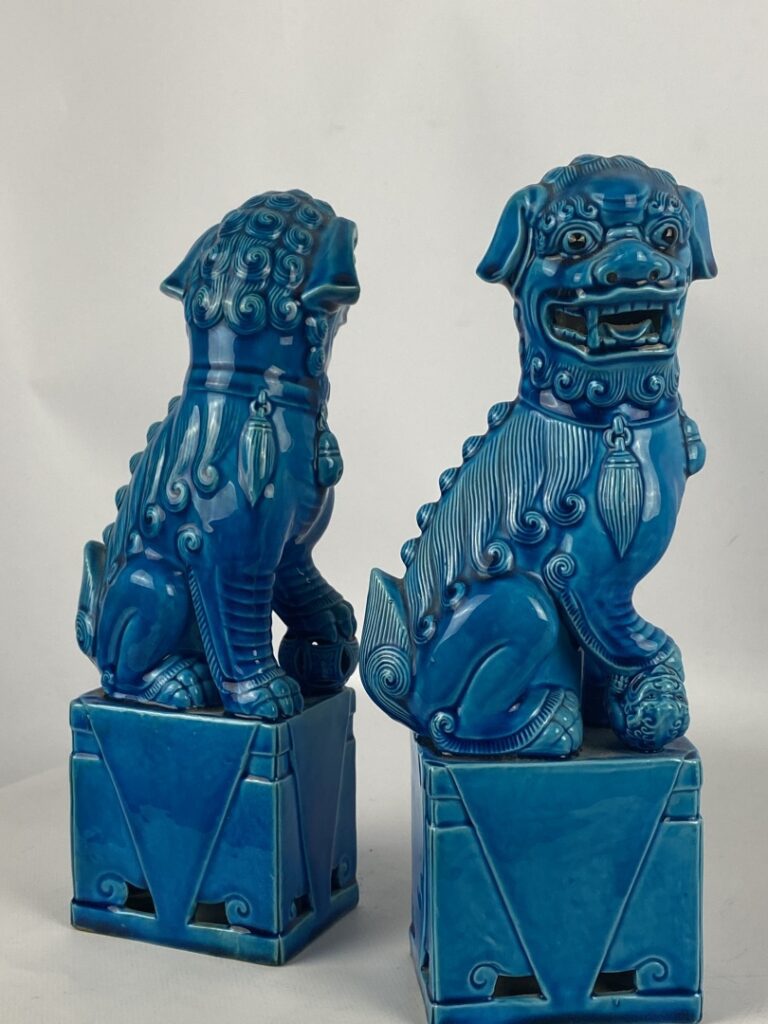 Paire de chiens de Fô en porcelaine émaillée bleu turquoise - Chine, XXe - H :…