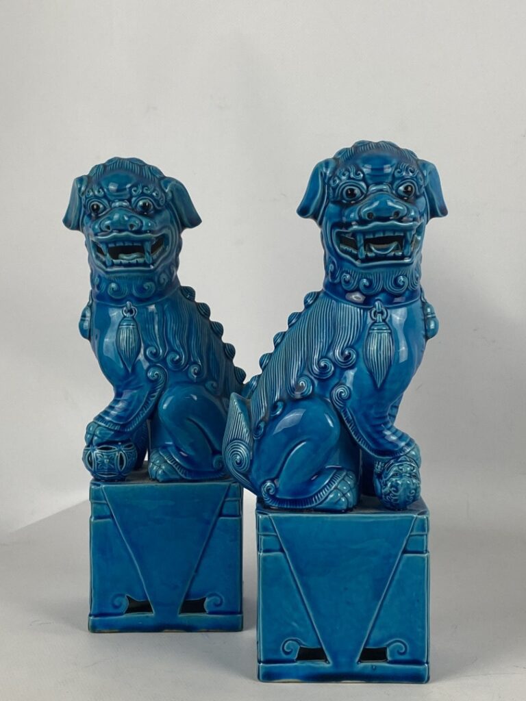 Paire de chiens de Fô en porcelaine émaillée bleu turquoise - Chine, XXe - H :…