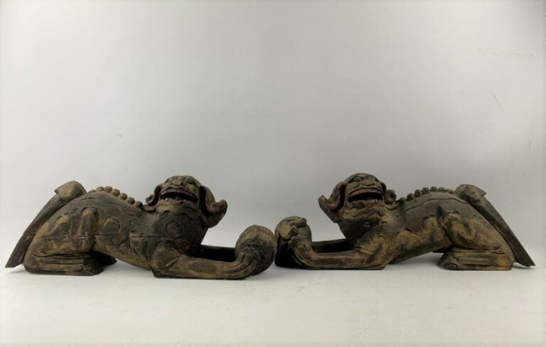 Paire de chiens de Fô stylisés jouant en bois sculpté polychrome et partielleme…