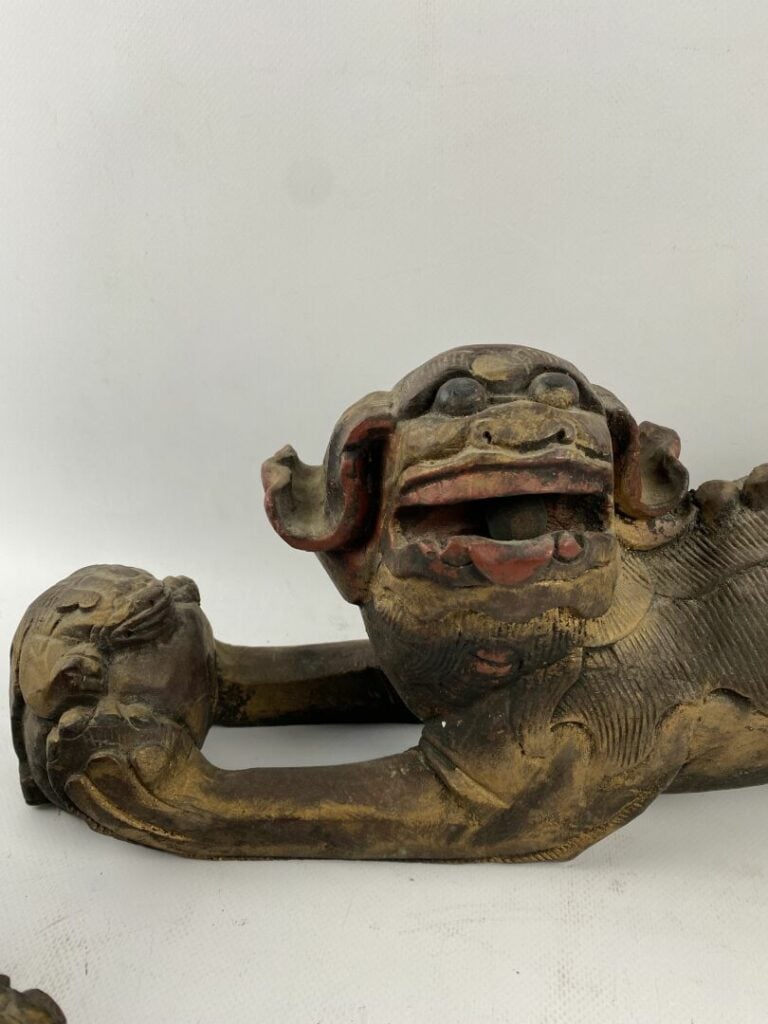 Paire de chiens de Fô stylisés jouant en bois sculpté polychrome et partielleme…