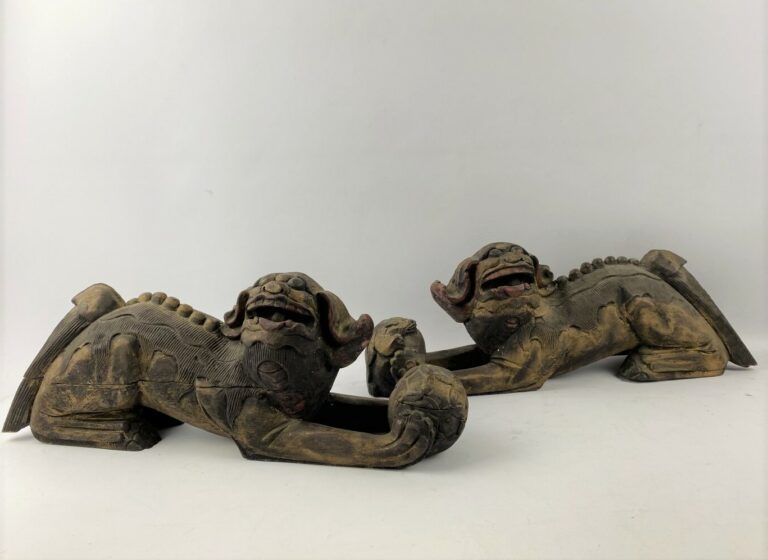 Paire de chiens de Fô stylisés jouant en bois sculpté polychrome et partielleme…