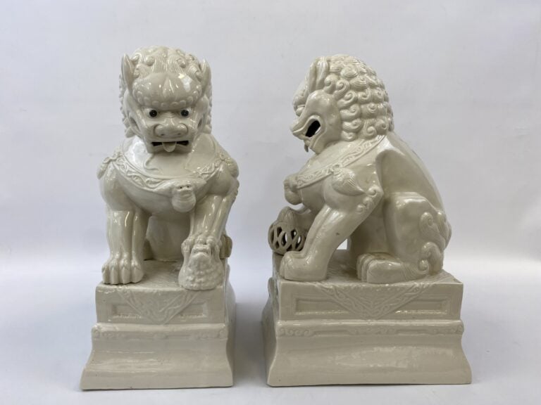PAIRE DE CHIENS FO EN PORCELAINE EMAILLEE DANS LE STYLE DES "BLANC DE CHINE" -…