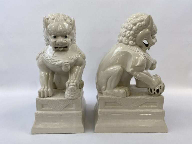 PAIRE DE CHIENS FO EN PORCELAINE EMAILLEE DANS LE STYLE DES "BLANC DE CHINE" -…