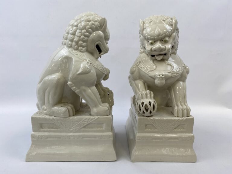 PAIRE DE CHIENS FO EN PORCELAINE EMAILLEE DANS LE STYLE DES "BLANC DE CHINE" -…
