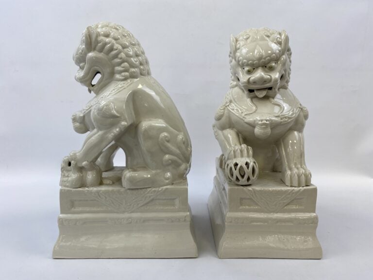 PAIRE DE CHIENS FO EN PORCELAINE EMAILLEE DANS LE STYLE DES "BLANC DE CHINE" -…