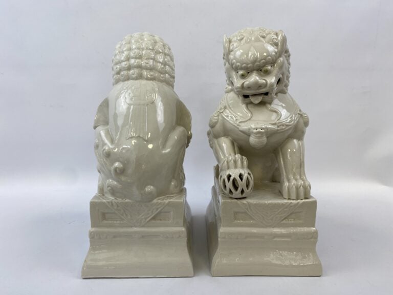 PAIRE DE CHIENS FO EN PORCELAINE EMAILLEE DANS LE STYLE DES "BLANC DE CHINE" -…