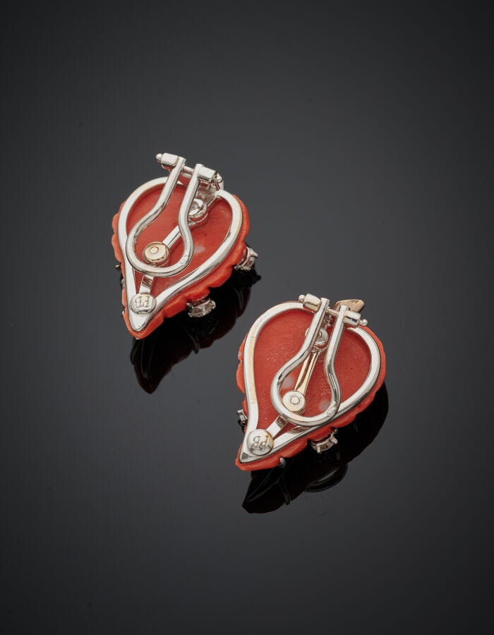 Paire de CLIPS d'OREILLES "feuilles" en or gris (750‰) orné de corail gravé, se…