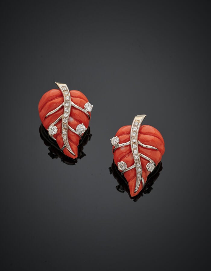 Paire de CLIPS d'OREILLES "feuilles" en or gris (750‰) orné de corail gravé, se…