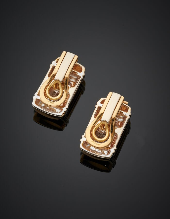 Paire de CLIPS d'OREILLES trois ors (750‰) godronnés, pavés au centre de diaman…