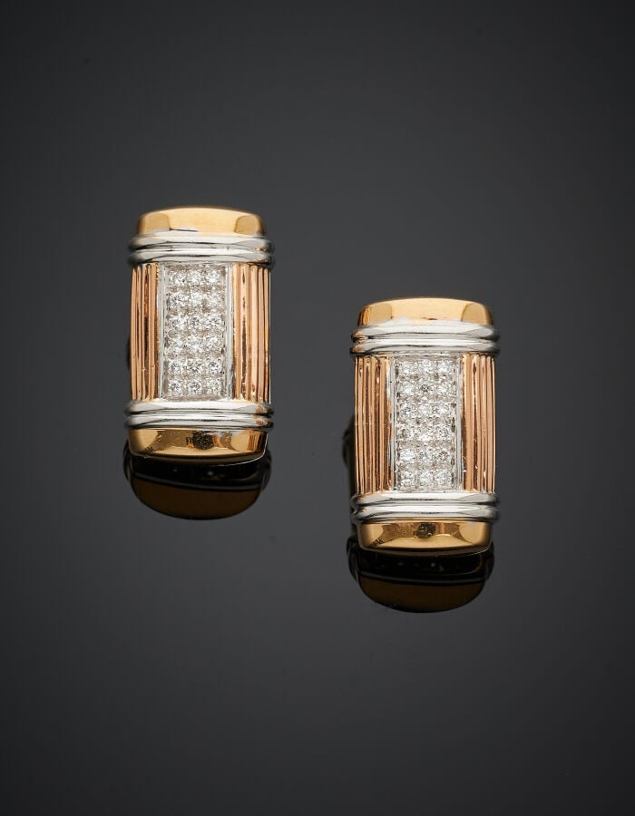 Paire de CLIPS d'OREILLES trois ors (750‰) godronnés, pavés au centre de diaman…