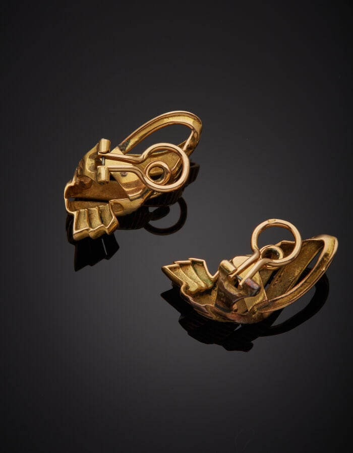 Paire de CLIPS d'OREILLES "volutes" en or jaune (750‰) ajouré et godronné. Trac…