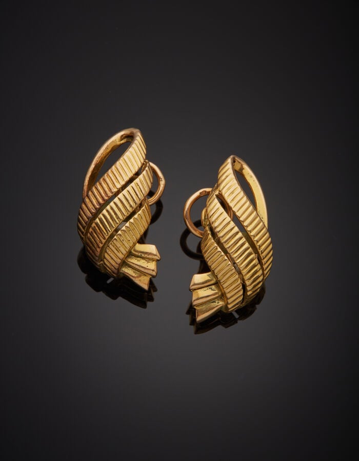 Paire de CLIPS d'OREILLES "volutes" en or jaune (750‰) ajouré et godronné. Trac…