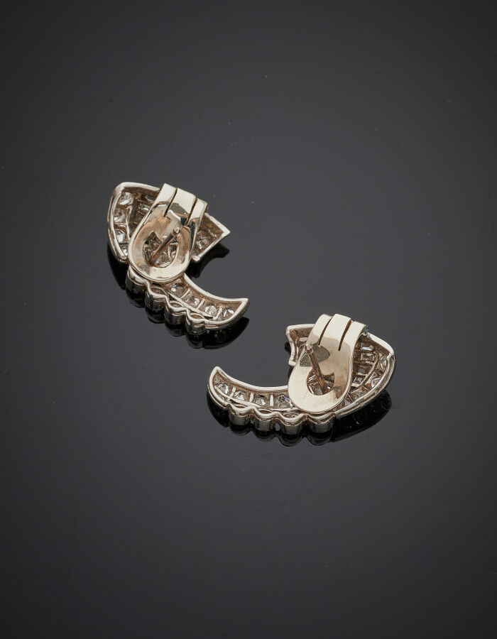 Paire de CLIPS d'OREILLES "volutes stylisées" en platine (950‰) et or gris (750…