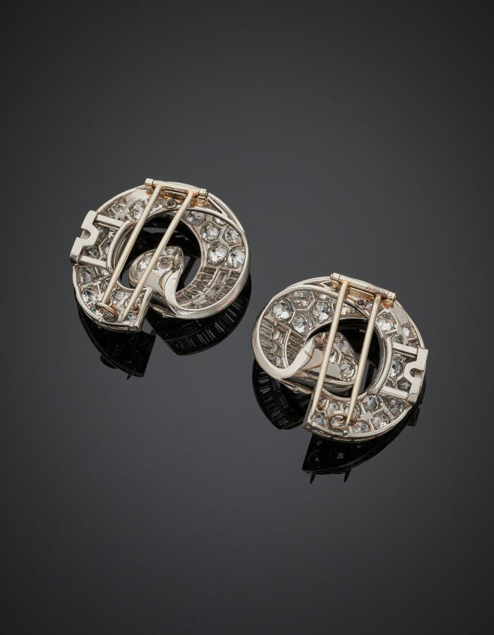Paire de CLIPS DE CORSAGE "volutes" en platine (950‰) et or gris (750‰) pavé de…