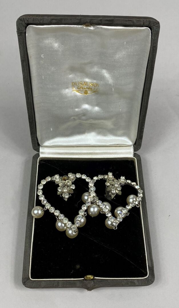 Paire de clips d'oreilles de forme coeur en métal ornés de strass et perles fan…