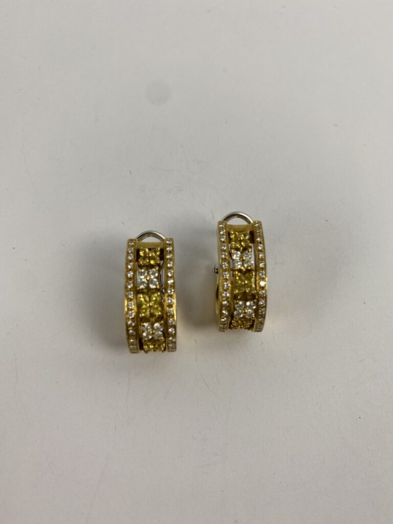 Paire de clips d'oreilles demi-créoles en or jaune (750) ornés de motifs de fle…