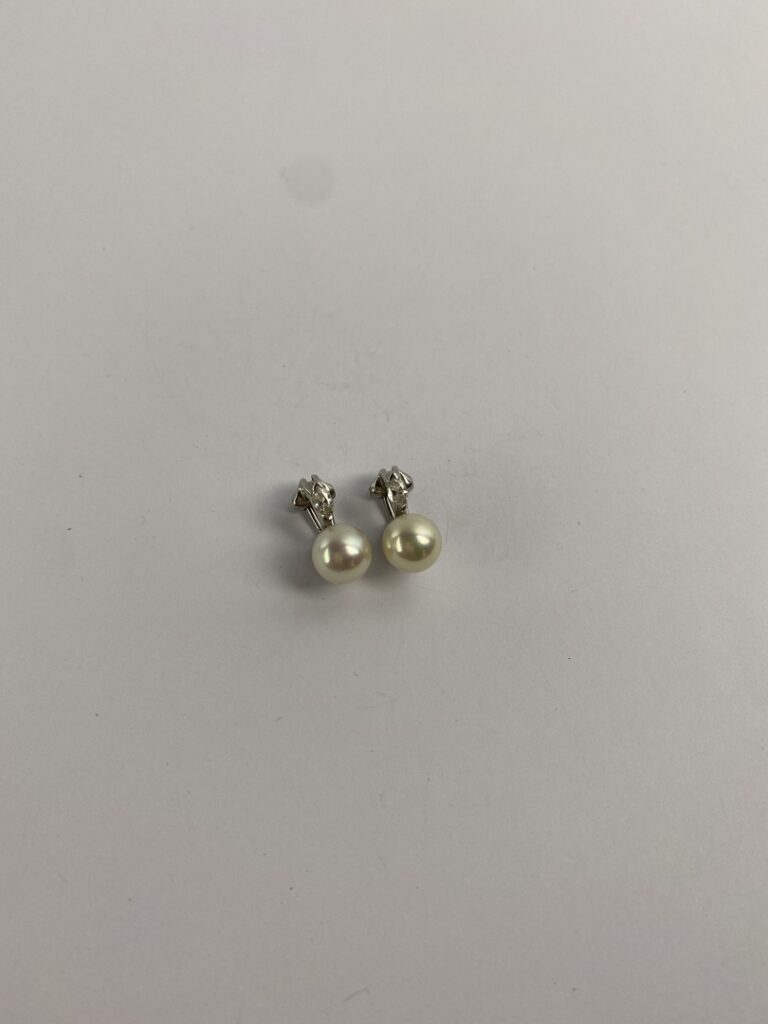 Paire de clips d'oreilles en or gris (750) ornés d'une perle de culture blanche…