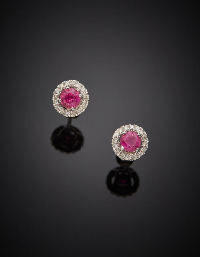 Paire de CLOUS d'OREILLES circulaires en or gris (750‰) serti d'un rubis rose,…