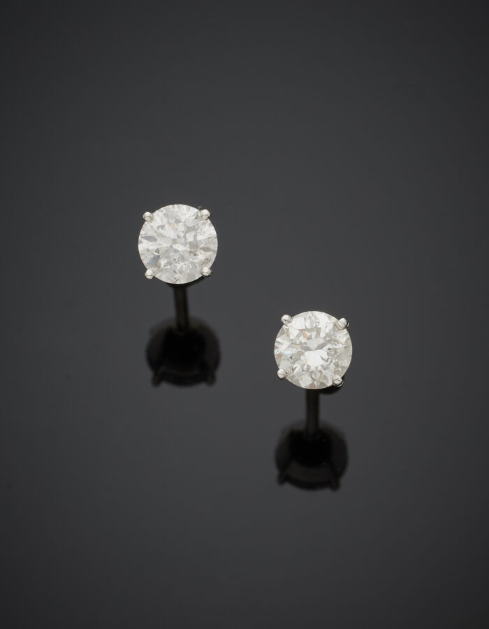 Paire de CLOUS d'OREILLES en or gris (750‰) serti chacun d'un diamant taille br…