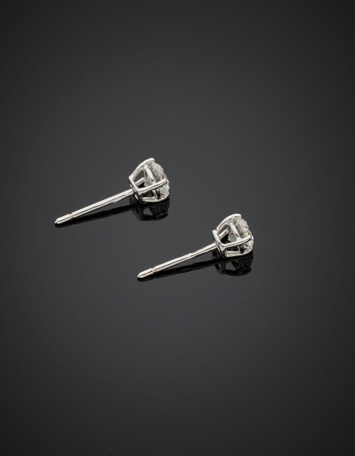 Paire de CLOUS d'OREILLES en or gris (750‰) serti deux diamants taille brillant…