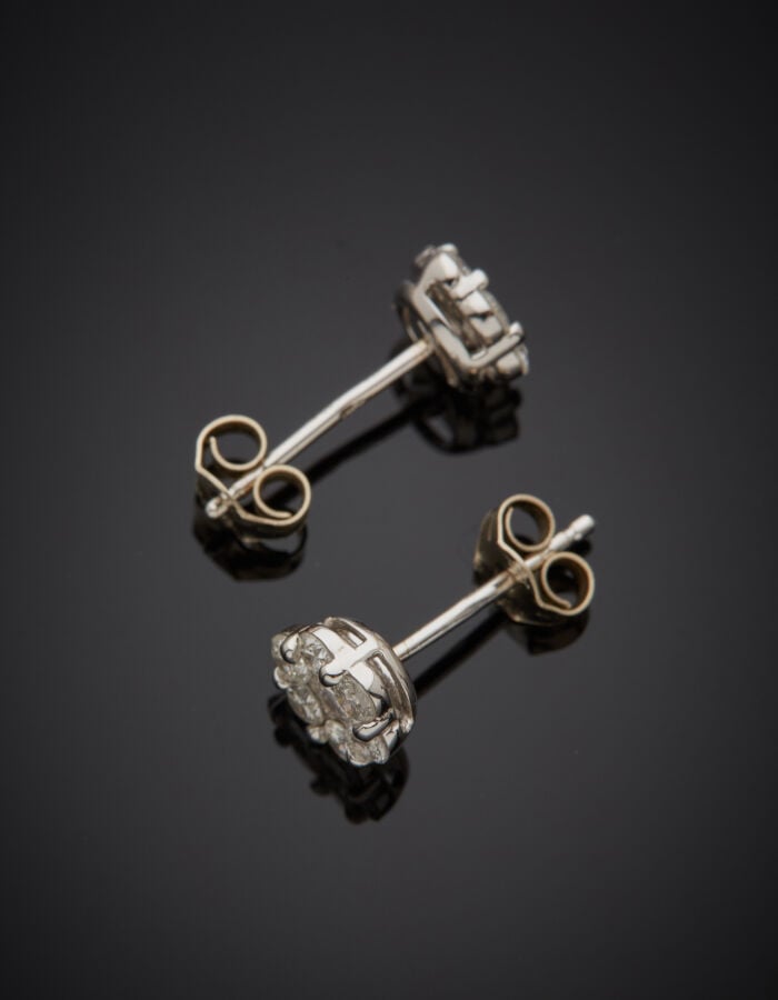 Paire de CLOUS d'OREILLES « fleurettes » en or gris (750‰) serti de sept diaman…