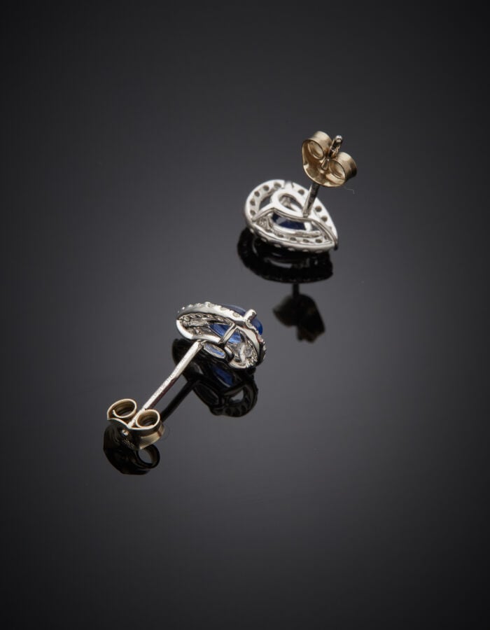 Paire de CLOUS d'OREILLES « gouttes » en or gris (750‰) serti d'un saphir taill…