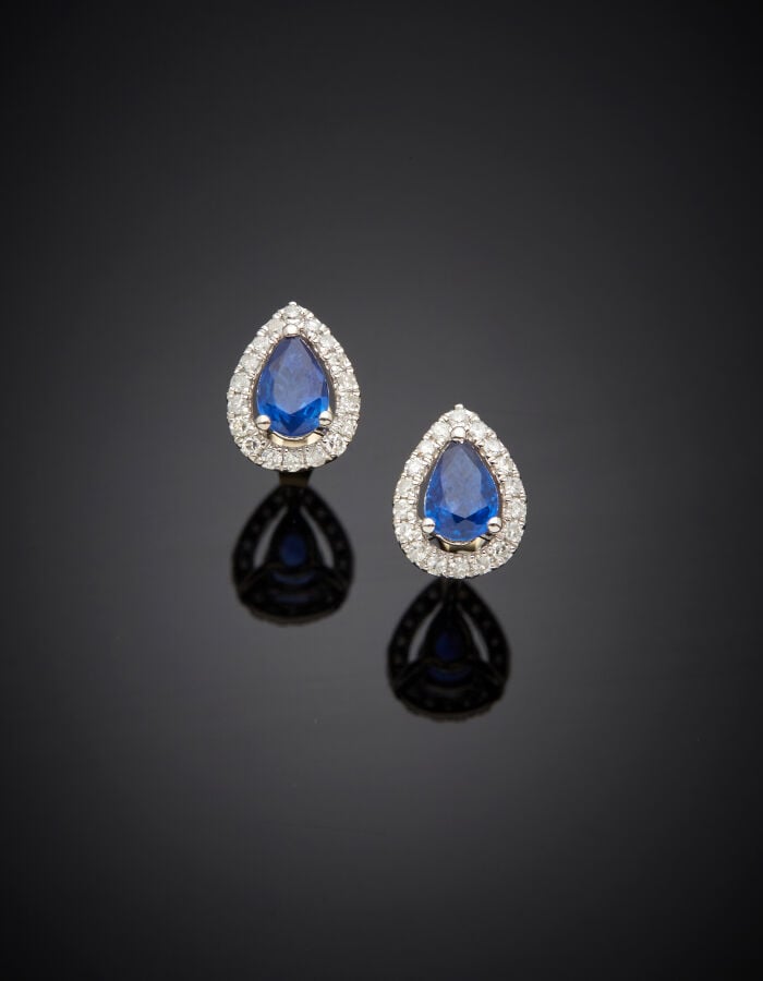 Paire de CLOUS d'OREILLES « gouttes » en or gris (750‰) serti d'un saphir taill…