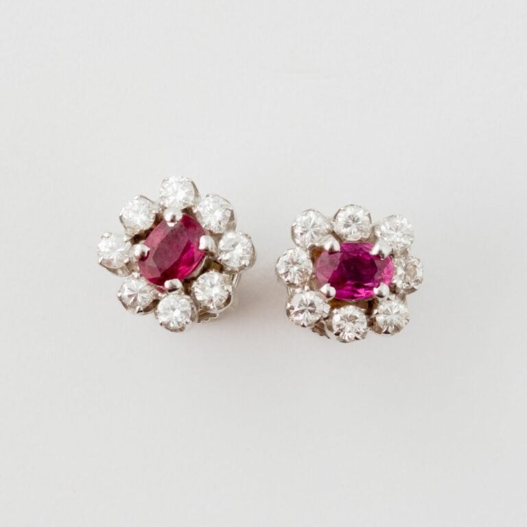 Paire de clous d'oreilles en or gris (750) de forme fleur centrés d'un rubis de…