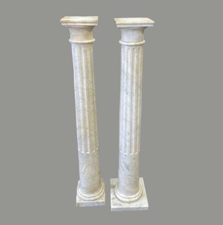 Paire de colonnes en marbre blanc à fût cannelé et base carrée - H : 94, 5 cm…