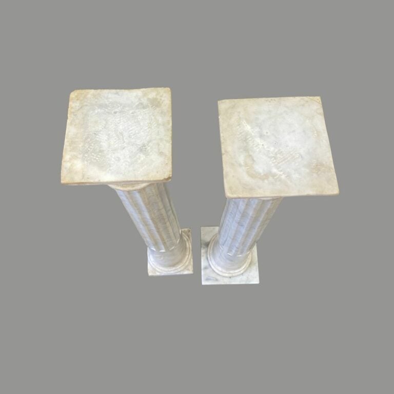 Paire de colonnes en marbre blanc à fût cannelé et base carrée - H : 94, 5 cm…