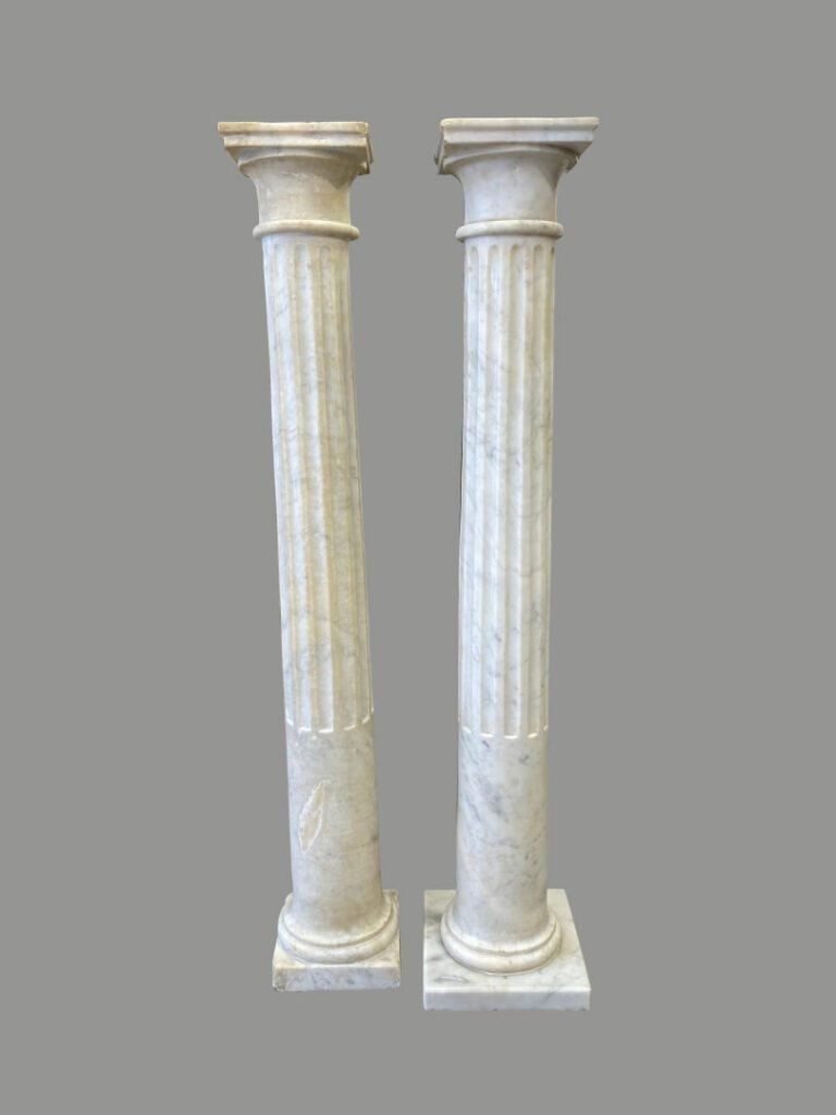 Paire de colonnes en marbre blanc à fût cannelé et base carrée - H : 94, 5 cm…