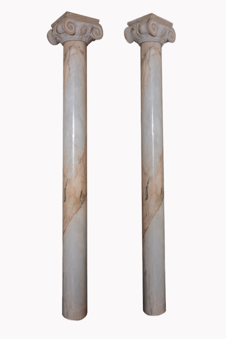 Paire de colonnes en marbre blanc veiné, le fût lisse surmonté d'un chapiteau i…