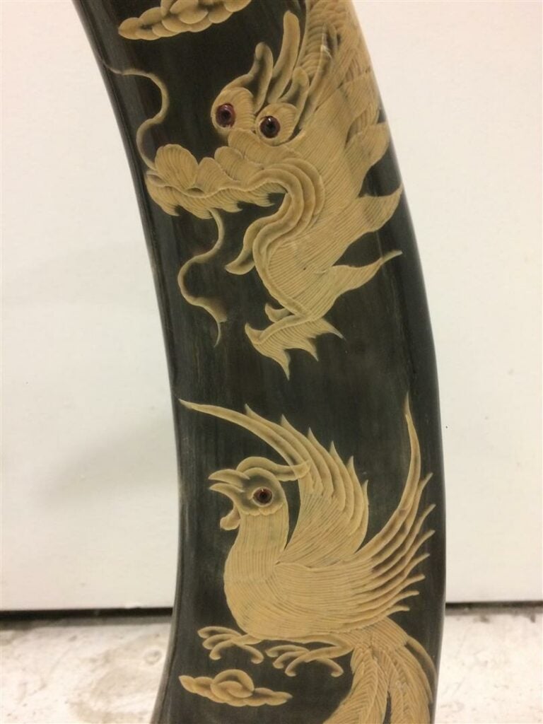 Paire de cornes de buffle, à décor appliqué d'oiseaux - Travail probablement du…