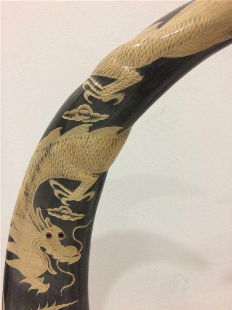 Paire de cornes de buffle, à décor appliqué d'oiseaux - Travail probablement du…