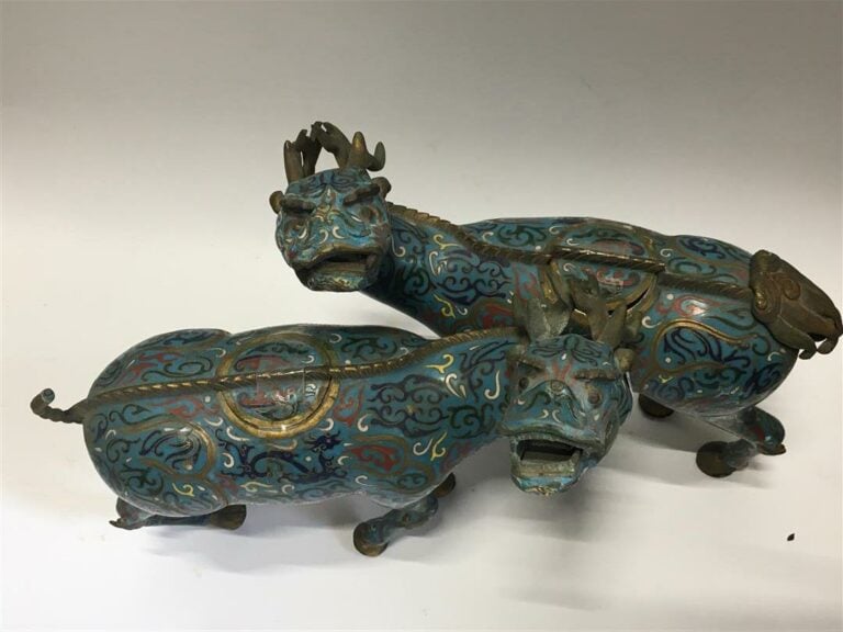 [-] PAIRE DE DEUX (2) QILINS EN EMAUX CLOISONNES - Chine - Ils sont figurés en…