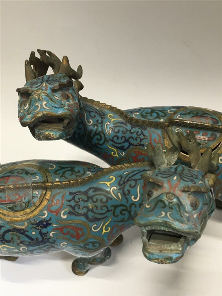 [-] PAIRE DE DEUX (2) QILINS EN EMAUX CLOISONNES - Chine - Ils sont figurés en…