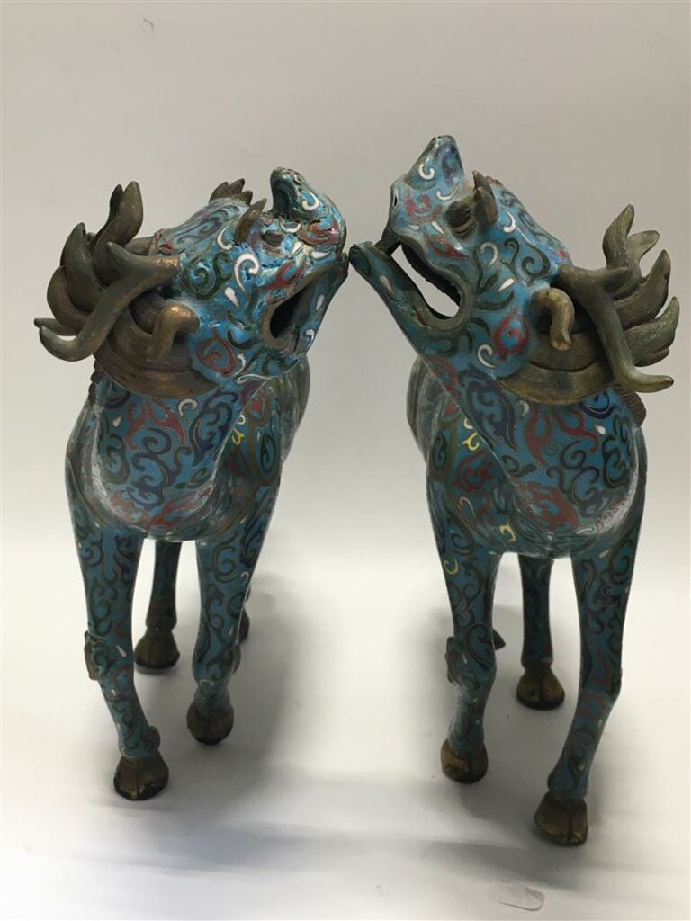 [-] PAIRE DE DEUX (2) QILINS EN EMAUX CLOISONNES - Chine - Ils sont figurés en…